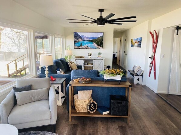 Smart TV - Beautiful Lakeview House Family Friendly Couples Retreat Private Swim/Boat Dock (Grove)