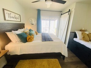 3 bedrooms, WiFi, bed sheets - Beautiful Lakeview House Family Friendly Couples Retreat Private Swim/Boat Dock (Grove)