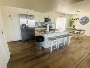 Fridge, microwave, oven, stovetop - Beautiful Lakeview House Family Friendly Couples Retreat Private Swim/Boat Dock (Grove)