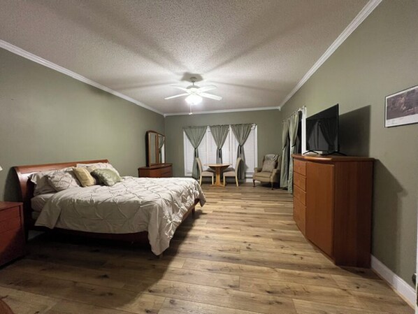 4 Schlafzimmer, Schreibtisch, Bügeleisen/Bügelbrett, kostenloses WLAN