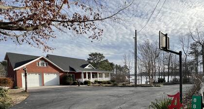 Wonderful House on Weiss Lake! Two piers and nearby boat launch. Sleeps 16