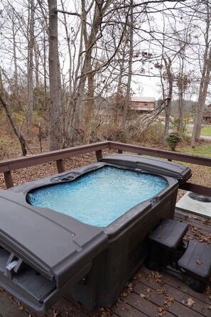 Outdoor spa tub - Lake View Retreat! (Sevierville)