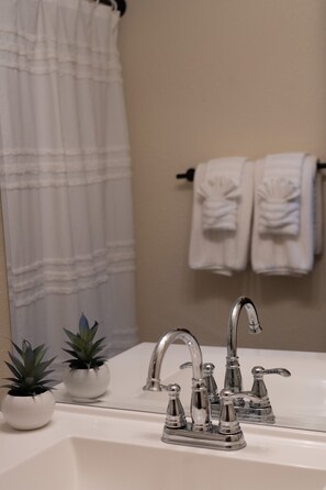 Shower, hair dryer, towels, soap - Lake View Retreat! (Sevierville)