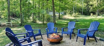 Paddleboards Kayaks Private Lake Access 3 BR Sleeps 6 King Beds