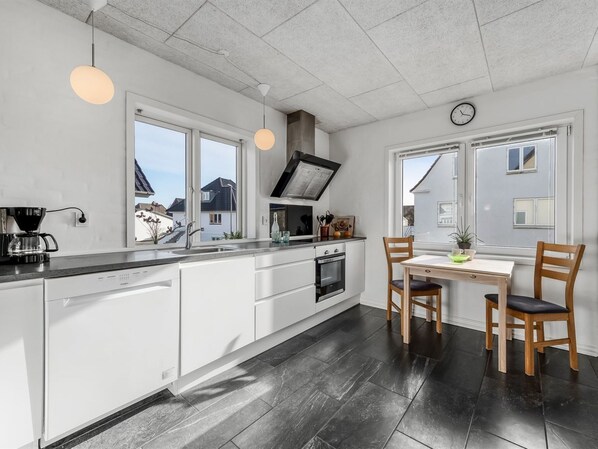 Kylskåp, mikrovågsugn, diskmaskin och grytor/köksredskap