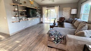 Living area - Modern Glendale Getaway /Mins from I-17 & 101 / 6 Flags, Hiking & Golf close by (Glendale)