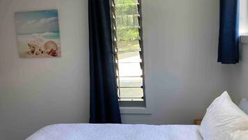 1 camera, una scrivania, ferro/asse da stiro, culla da viaggio