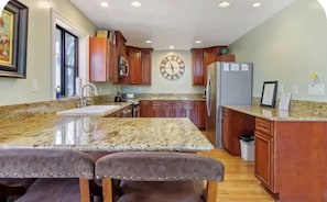 sh8 - Shoreline cabin with lake views & boat slip (Bass Lake)