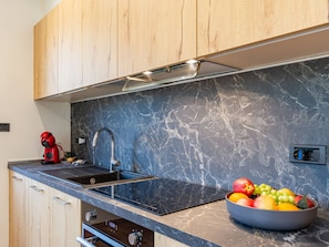 Refrigerador, horno, lavavajillas y utensilios de cocina 