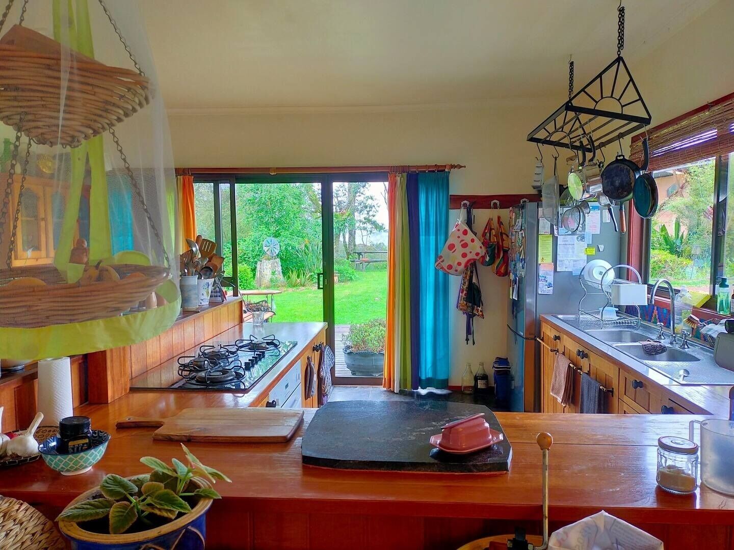 Fridge, oven, stovetop, coffee/tea maker