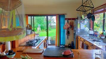 Fridge, oven, stovetop, coffee/tea maker