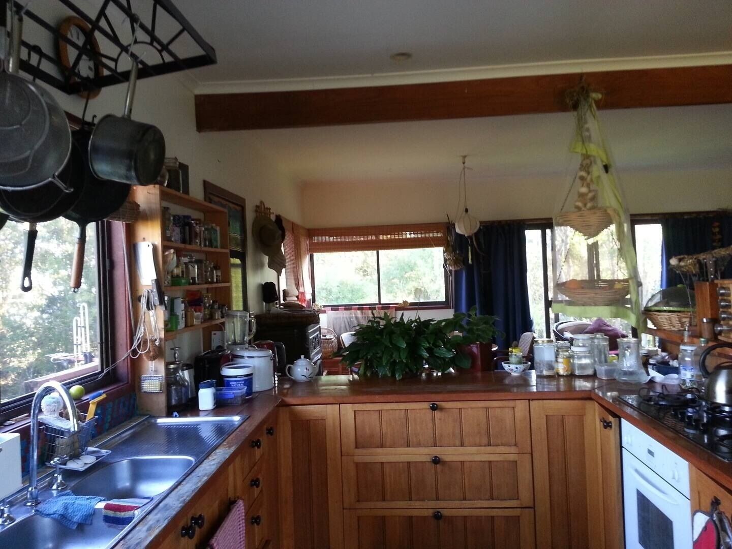 Fridge, oven, stovetop, coffee/tea maker