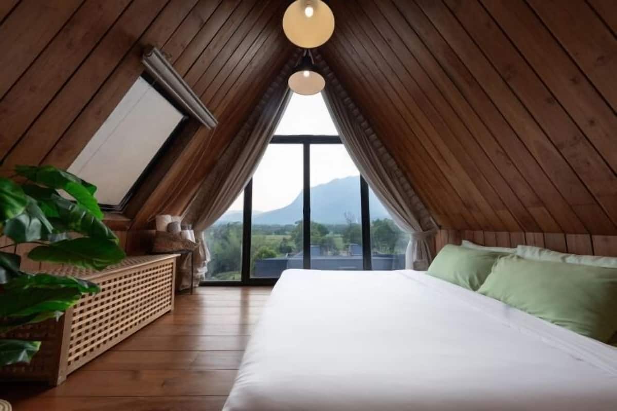 Minibar, individually decorated, individually furnished, desk