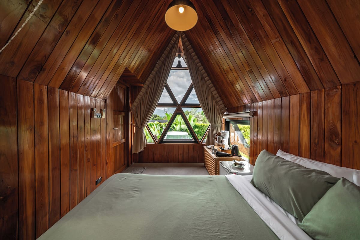 Minibar, individually decorated, individually furnished, desk