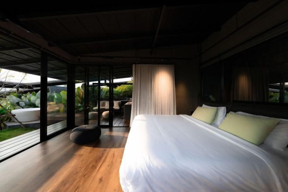 Minibar, blackout drapes, WiFi (free), bed sheets