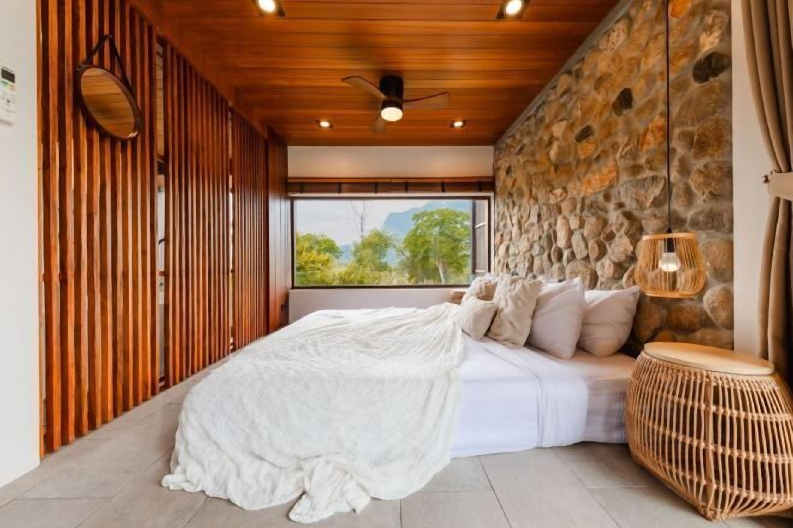 Minibar, individually decorated, individually furnished, desk