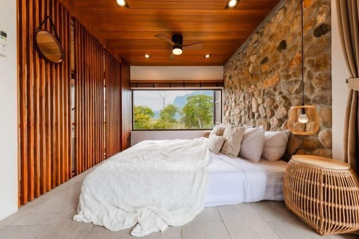 Minibar, individually decorated, individually furnished, desk