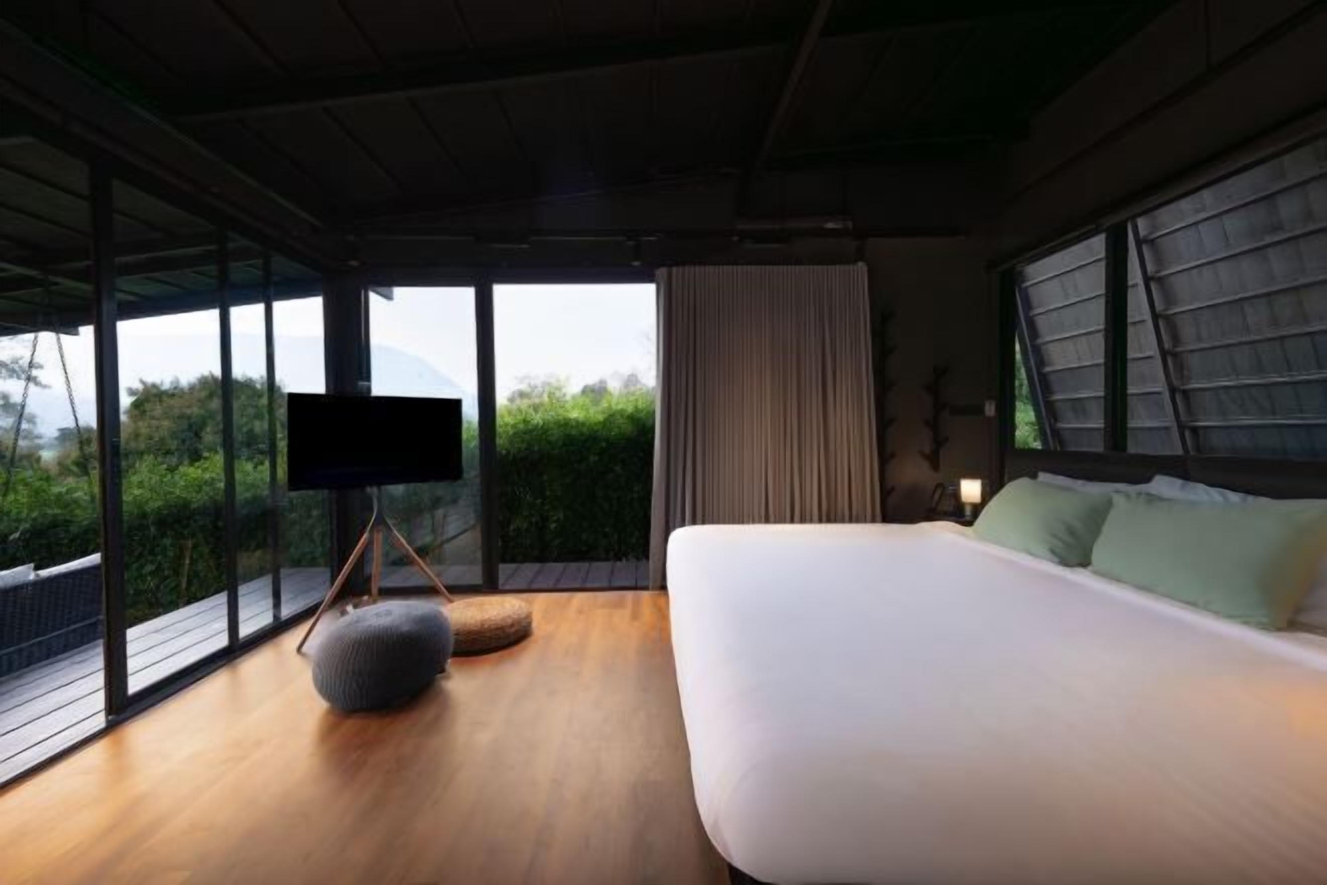 Minibar, individually decorated, individually furnished, desk