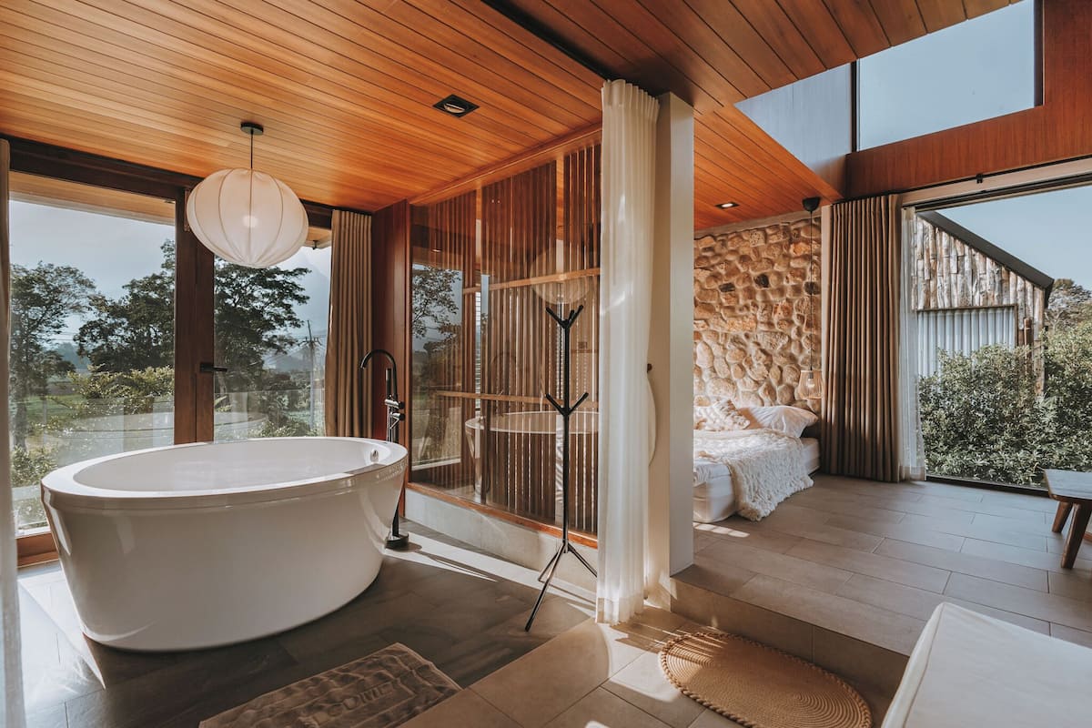 Deep-soaking bathtub