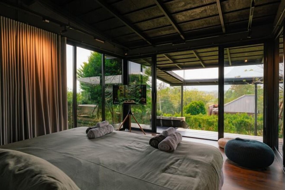 Minibar, blackout drapes, WiFi (free), bed sheets