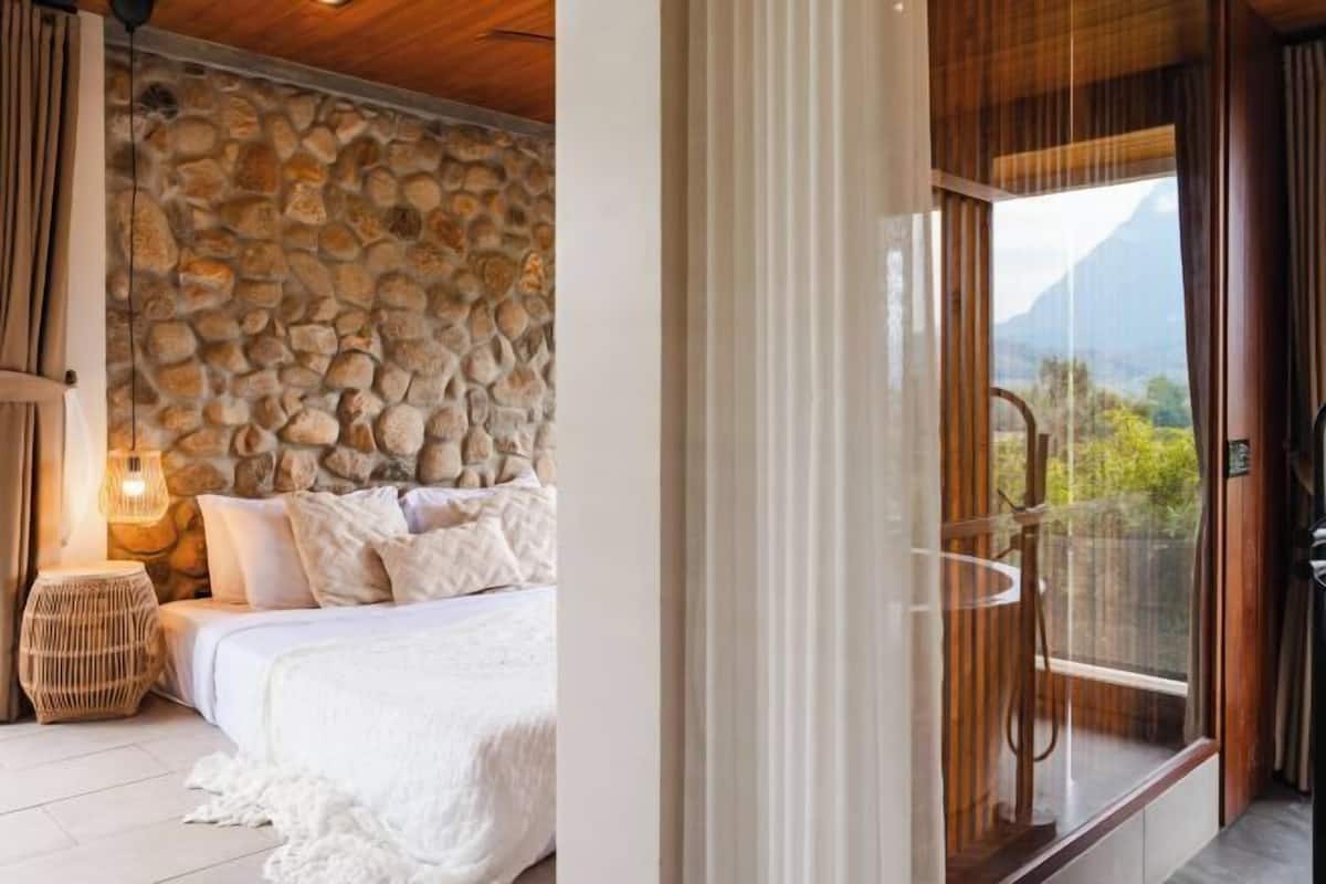 Minibar, individually decorated, individually furnished, desk