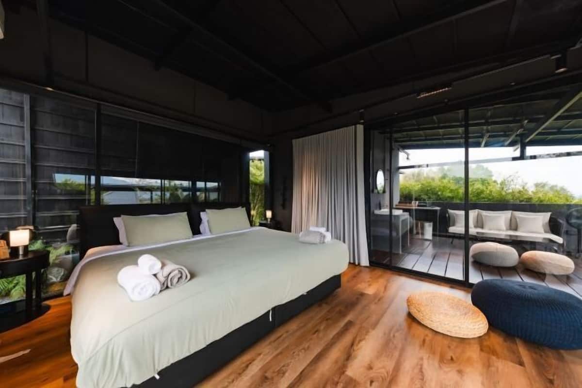 Minibar, individually decorated, individually furnished, desk