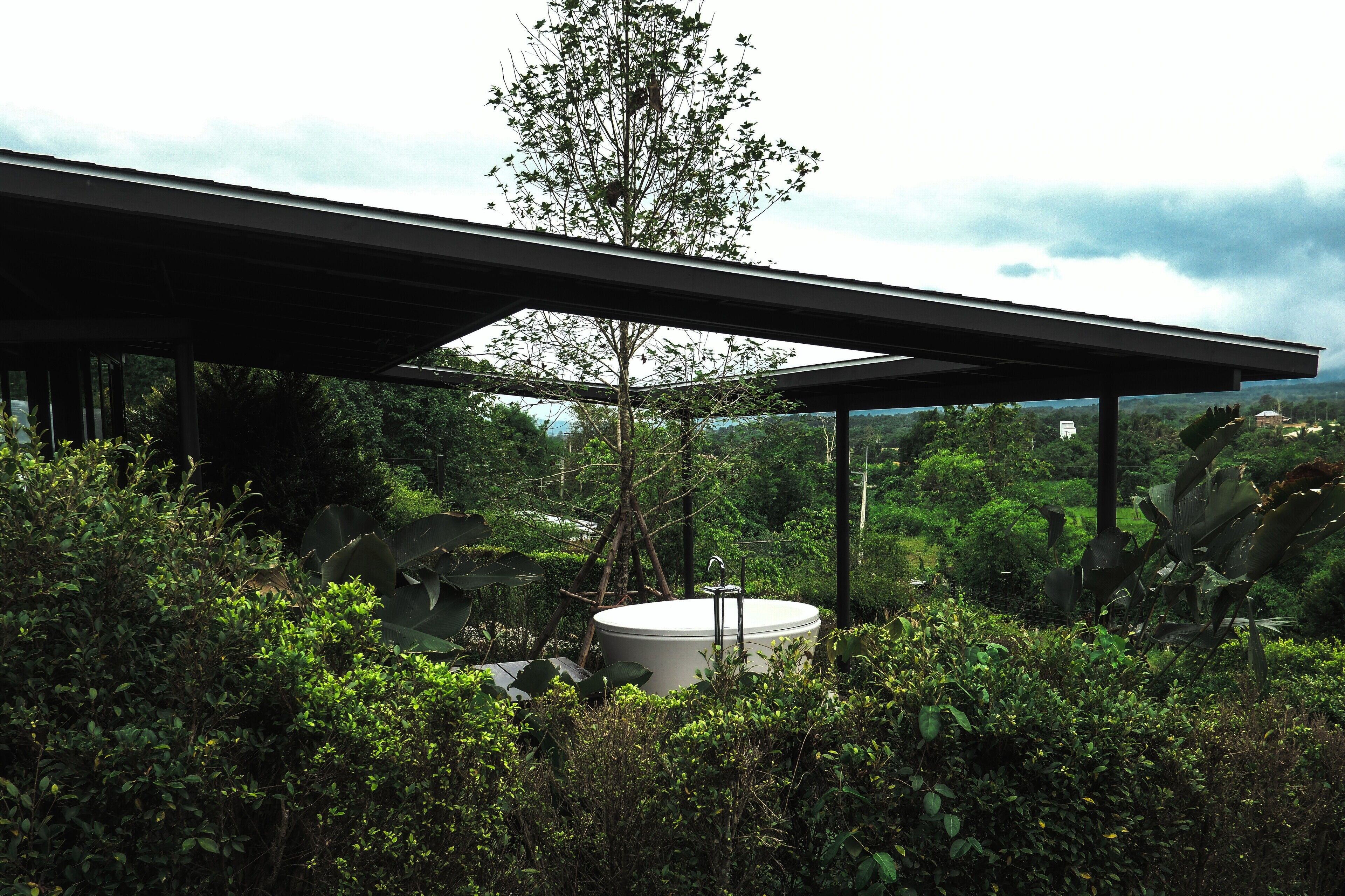 Deep-soaking bathtub