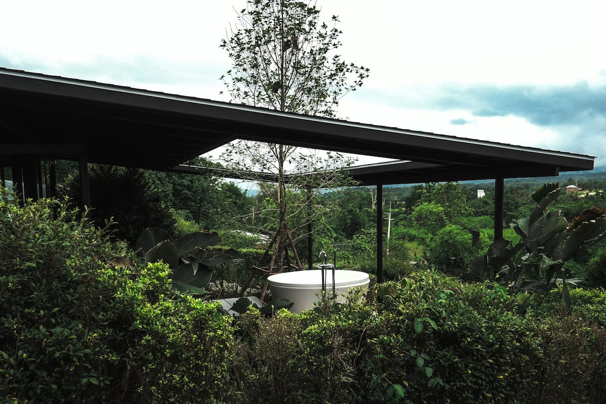 Deep-soaking bathtub