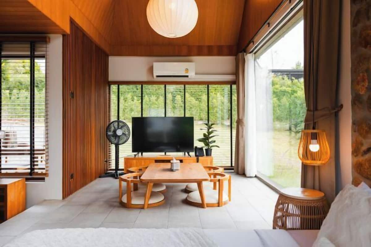 Minibar, individually decorated, individually furnished, desk