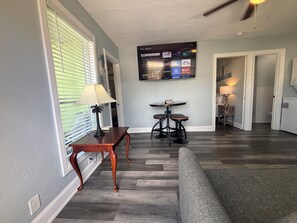 Smart TV - Old Florida Fishing Cottage See The Water From Living Room on Imperial River (Bonita Springs)