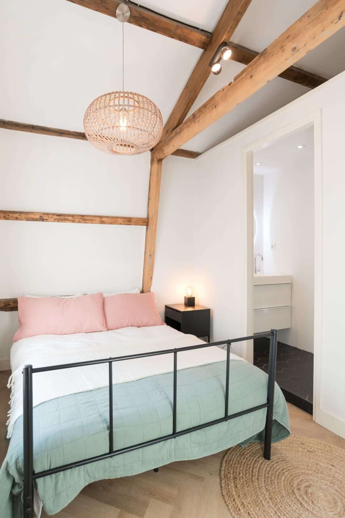 1 slaapkamer, een bureau, een strijkplank/strijkijzer, wifi