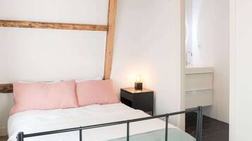 1 slaapkamer, een bureau, een strijkplank/strijkijzer, wifi