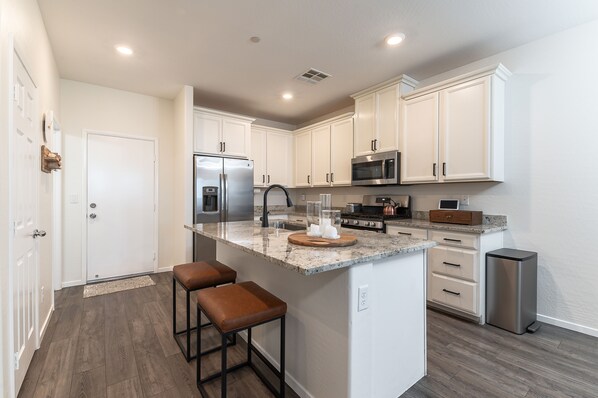 冷蔵庫、電子レンジ、オーブン、コンロ