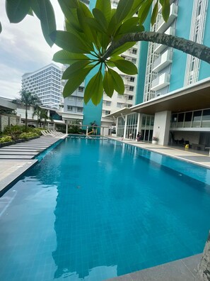 Una piscina al aire libre