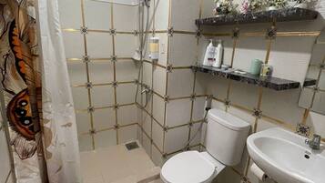 Comfort Studio | Bathroom | Shower, towels