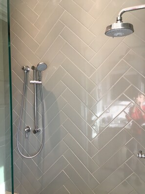 Douche, sèche-cheveux, serviettes fournies, savon