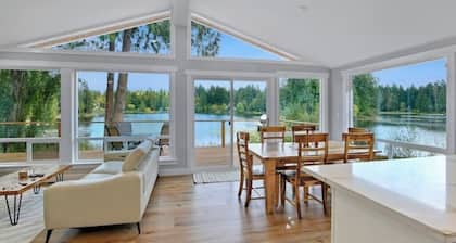 Gorgeous Poulsbo Lakefront Home with Dock & Kayaks!!