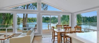 Gorgeous Poulsbo Lakefront Home with Dock & Kayaks!!