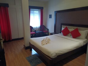 Desk, laptop workspace, free WiFi, bed sheets - Hotel Serene (Shillong)