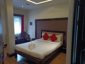 Desk, laptop workspace, free WiFi, bed sheets - Hotel Serene (Shillong)