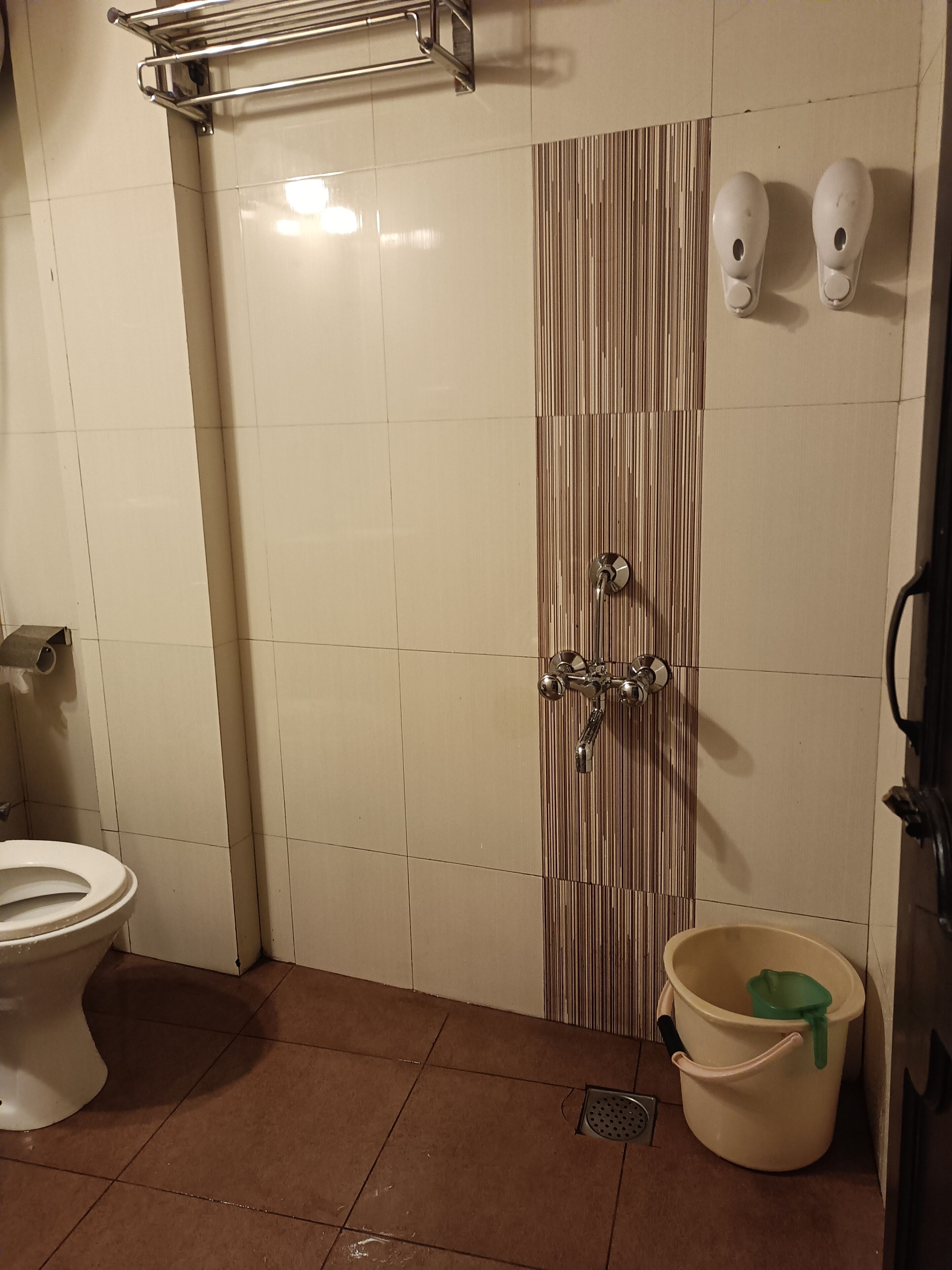 Rainfall showerhead, free toiletries, towels, soap