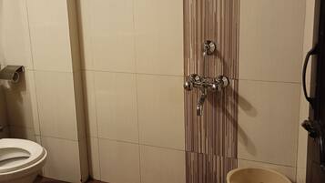 Rainfall showerhead, free toiletries, towels, soap