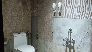 Rainfall showerhead, free toiletries, towels, soap