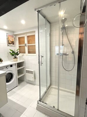 Douche, sèche-cheveux, serviettes fournies, savon