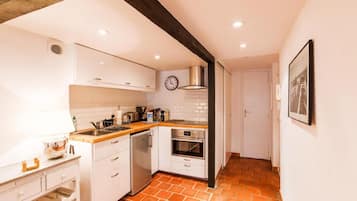 Een koelkast, een microgolfoven, een oven, een kookplaat