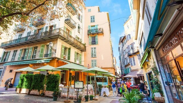 A street with outdoor seating and a café named "La Paolière". - Cosy old Nice Appartement (Nice)