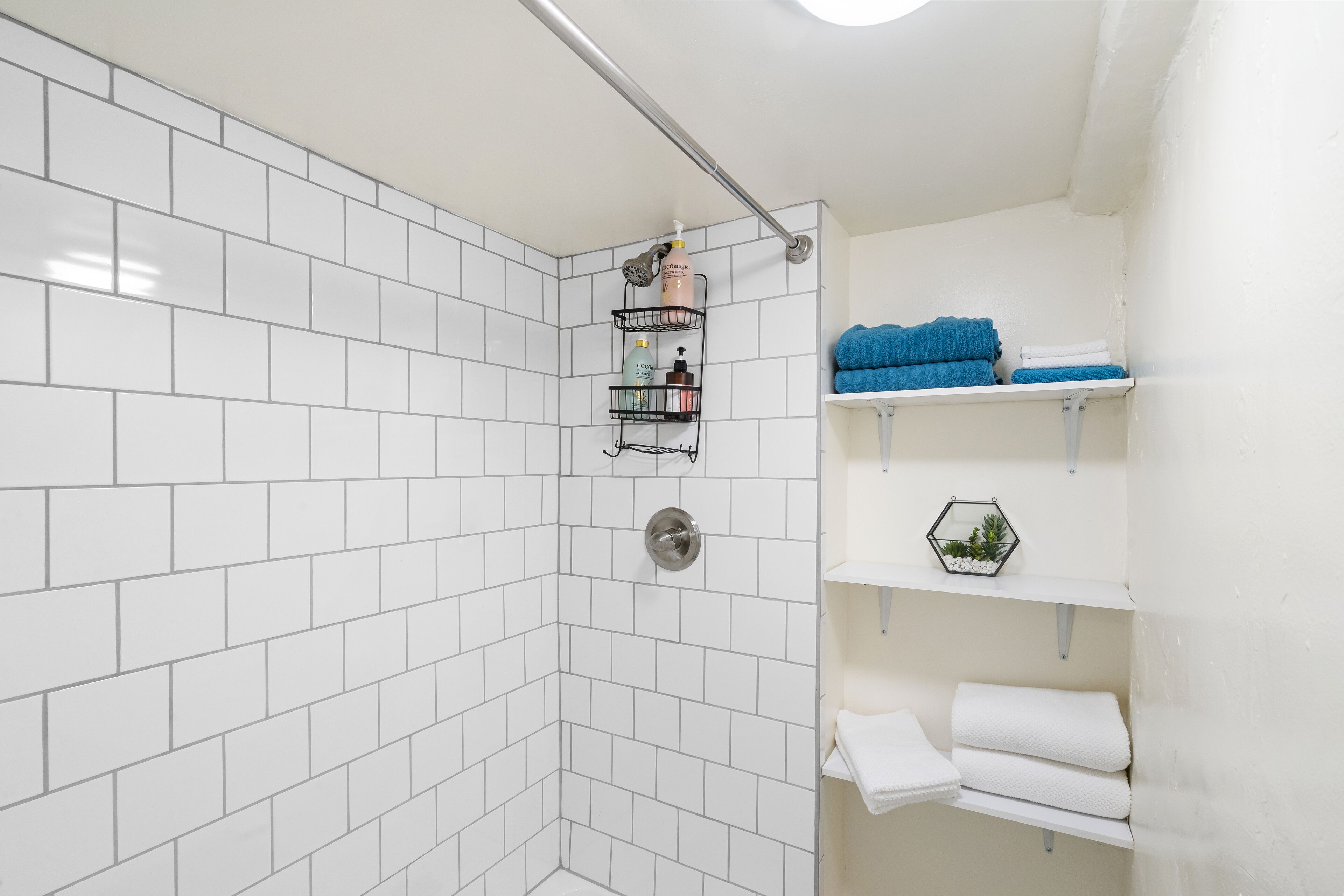 Douche, sèche-cheveux, serviettes fournies, savon