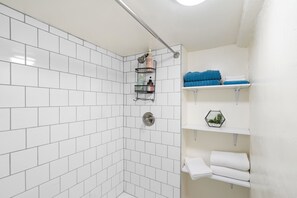 Een douche, een haardroger, handdoeken, zeep