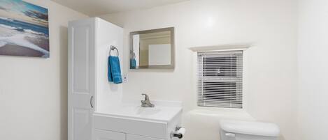 Douche, sĂšche-cheveux, serviettes fournies, savon