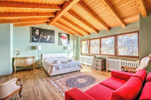 Familiehus, flere soverom, 2 bad, ved fjell (Faby House On Hilly Area & Lake View) | 3 soverom, wi-fi (inkludert) og sengetøy
